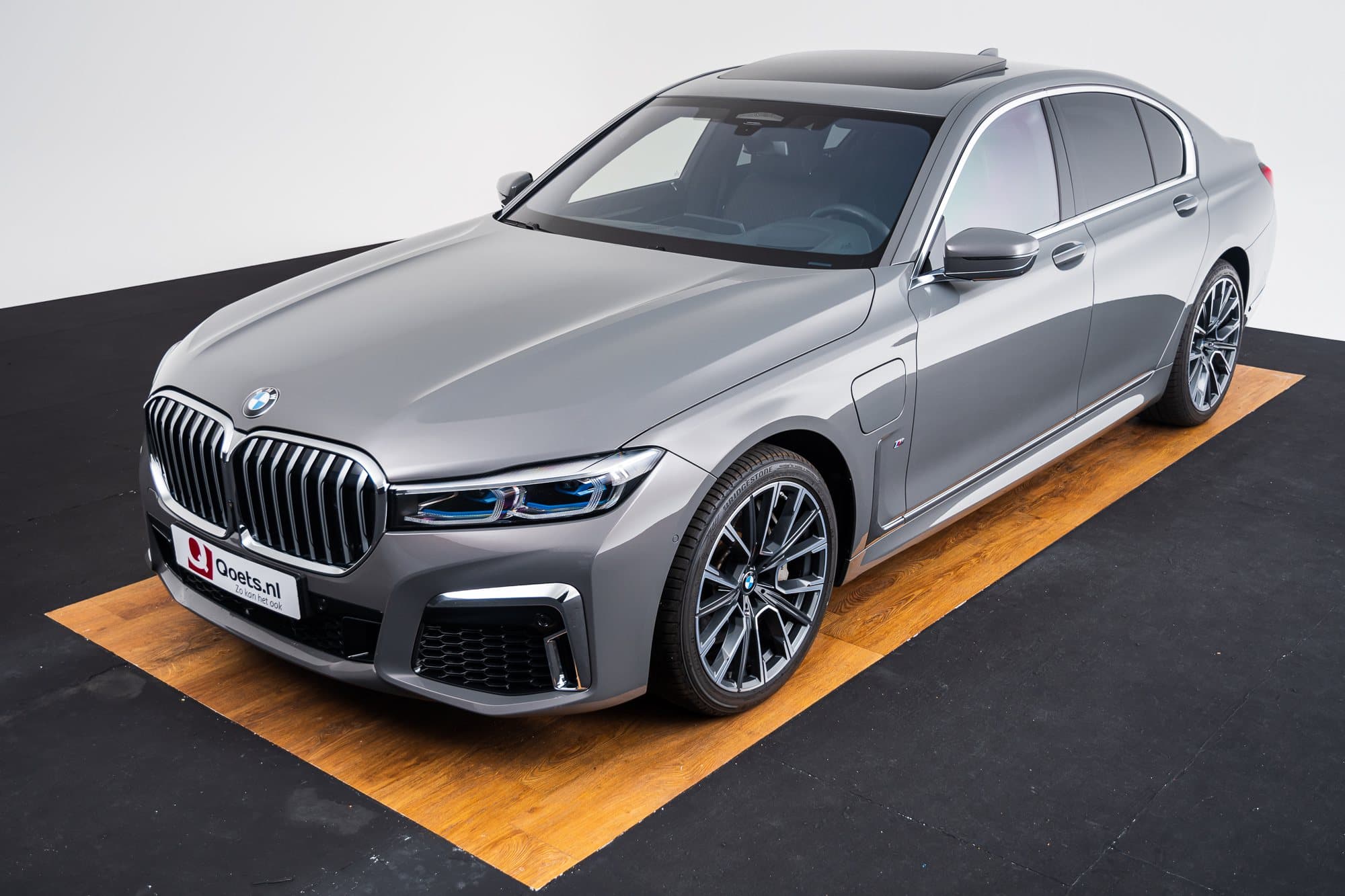 BMW - 745e - BX97060 - Teaser - Exterieur (36).jpg